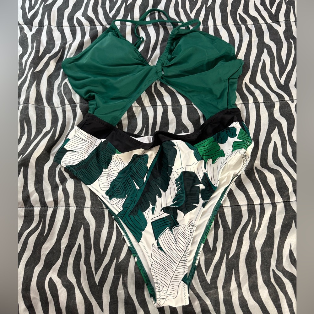 Cupshe Green Twist-Front Leaf Print One-Piece Swimsuit sz XL New with Tags